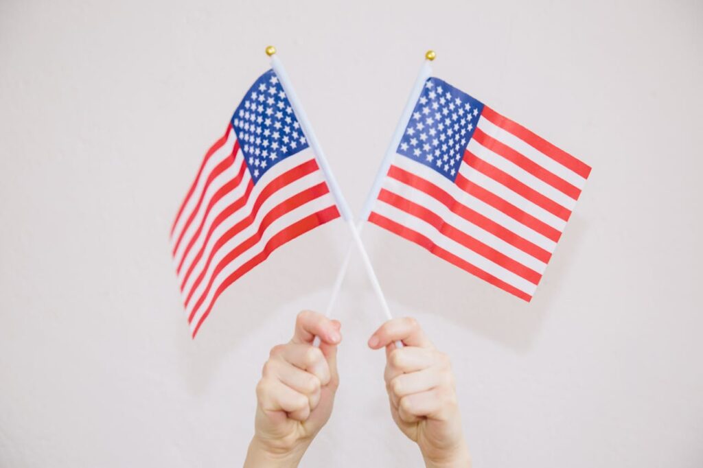 Duas bandeiras dos Estados Unidos - tipos de vistos americanos